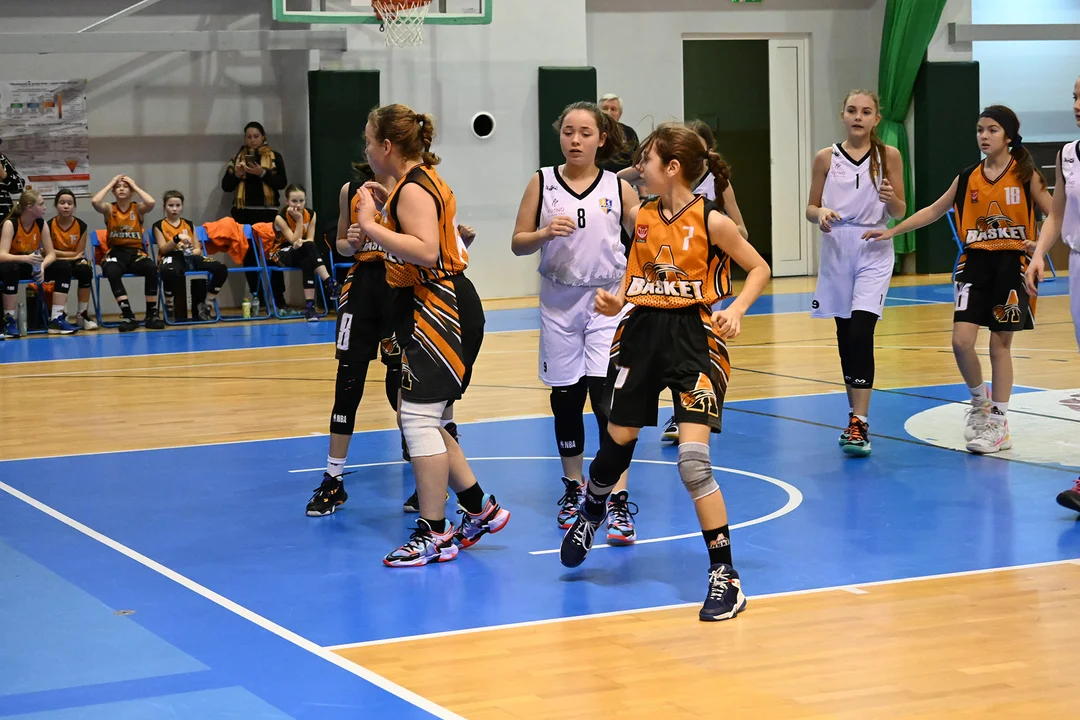 Młodziczki KS Kutno pokonały we własnej hali UKS Basket Aleksandrów Łódzki 52:50