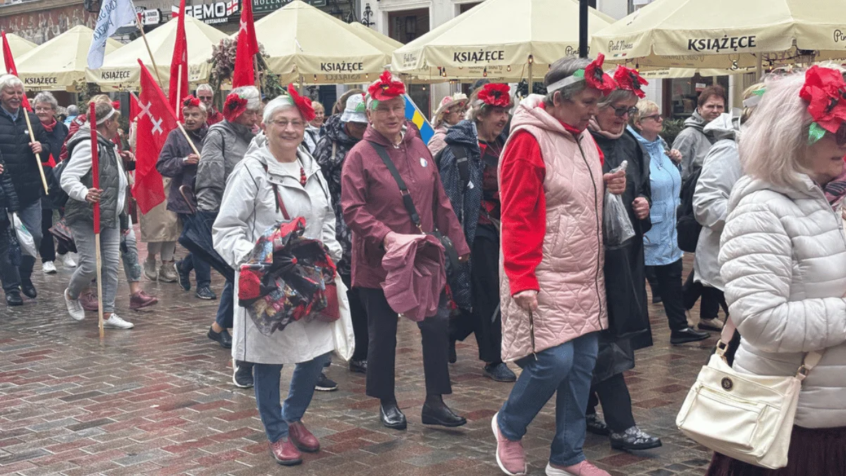 Parada i Piknik Seniorów 2026 w Gdańsku. Deszcz nie zatrzymał seniorów