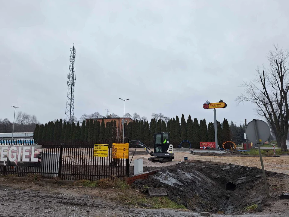 Trwa budowa sklepu znanej sieci w Zgierzu. Już pojawił się szyld [ZDJĘCIA] - Zdjęcie główne