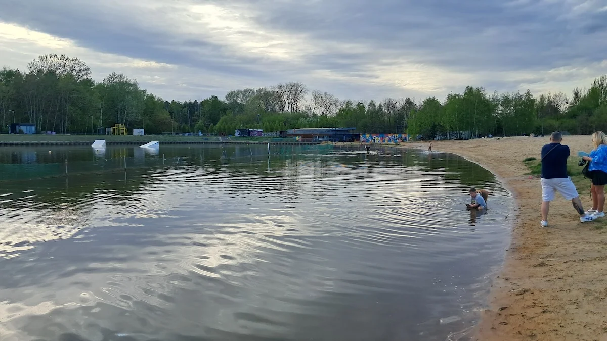 "Małe Mazury” na Targówku. Zalew przy Bardowskiego znów przyciąga warszawiaków