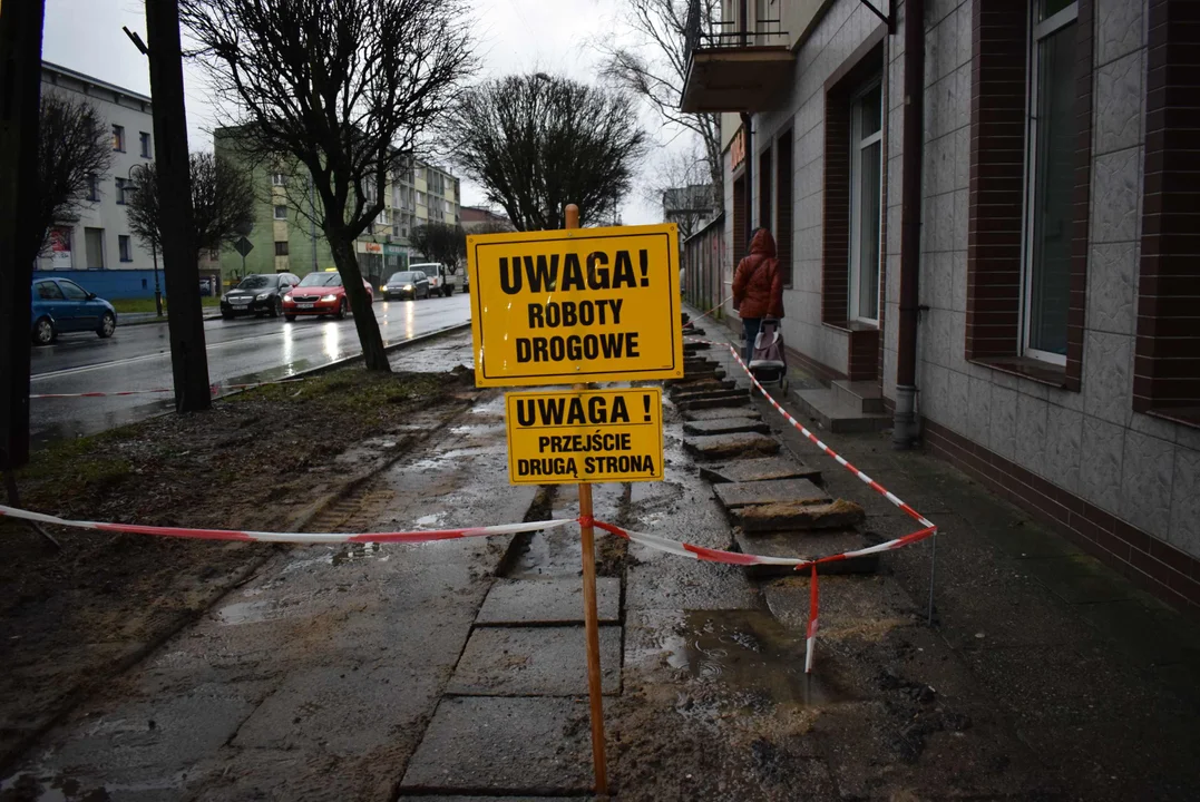 Rozłożony chodnik na ulicy Długiej