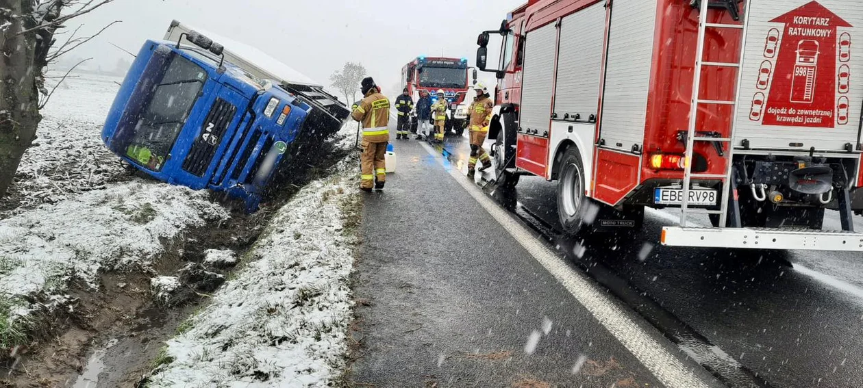 Ciężarówka wpadła do rowu. Kilkugodzinna akcja służb [FOTO] - Zdjęcie główne