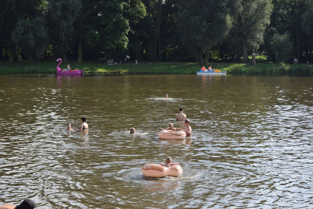 Łodzianie wypoczywają na Stawach Jana