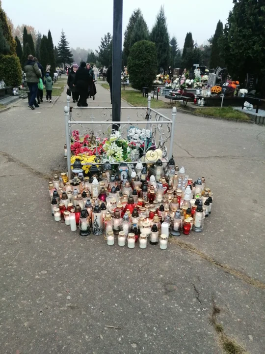 Zgierzanie i mieszkańcy okolic odwiedzili groby na cmentarzach w regionie