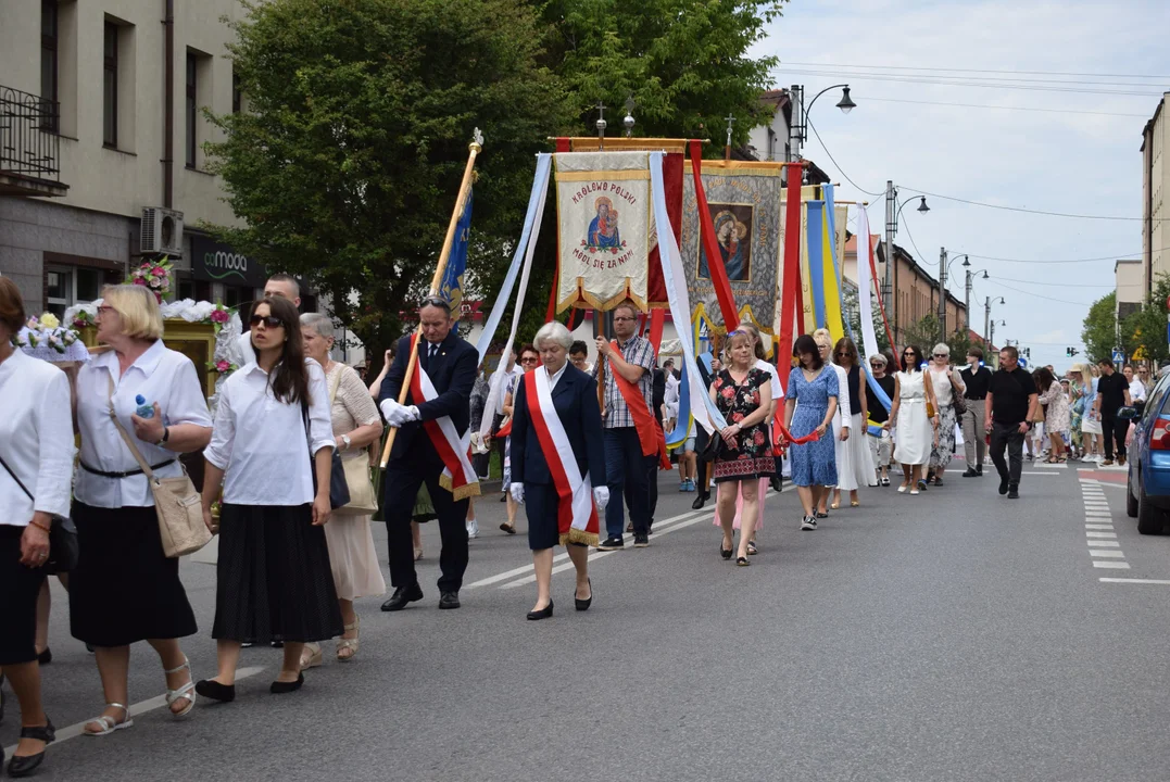 Ulicami Zgierza przeszły procesje Bożego Ciała. Wierni modlili się przy ulicznych ołtarzach [ZDJĘCIA] - Zdjęcie główne