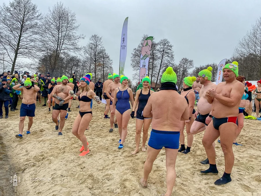 Orkiestra gorących serc zagrała w Szczercowie. Było morsowanie i... „rywalizacja ciągników” [FOTO] - Zdjęcie główne