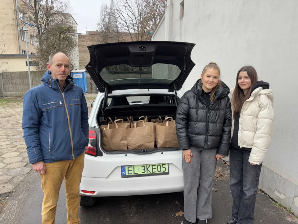 Dostarczanie ostatnich paczek przed Miejską Wigilią dla samotnych