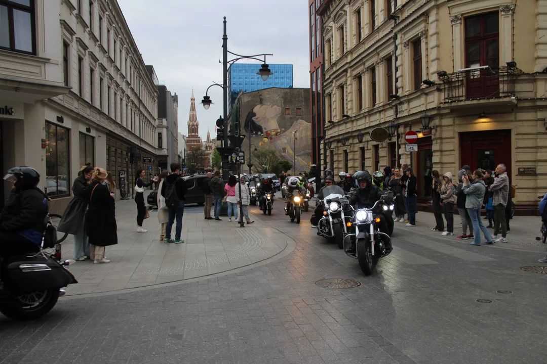 Wielka parada motocyklowa na ulicy Piotrkowskiej w Łodzi