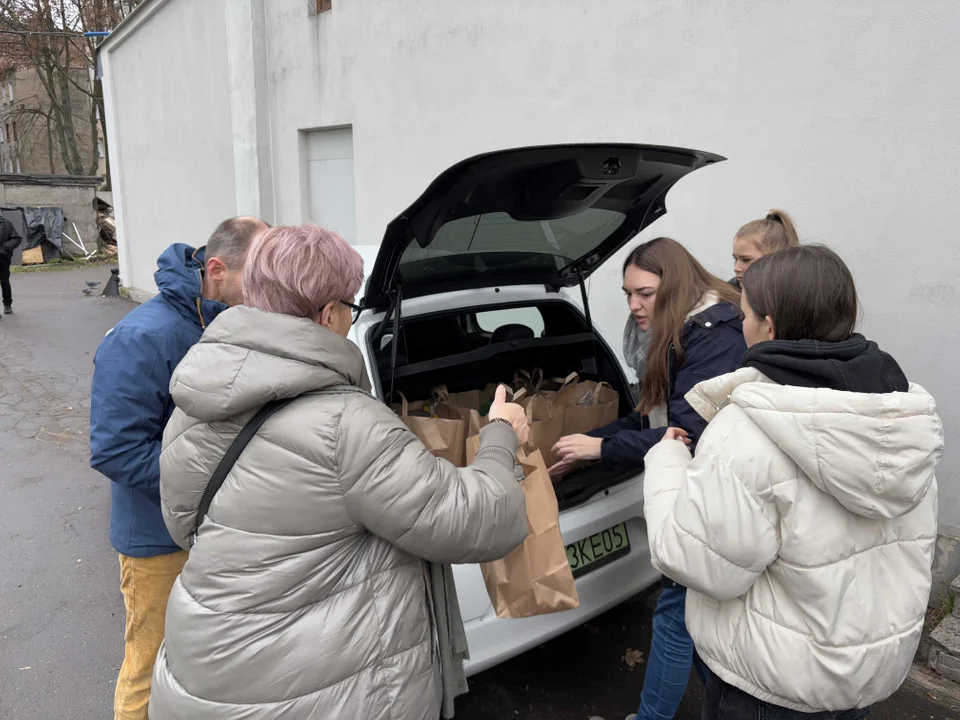 Dostarczanie ostatnich paczek przed Miejską Wigilią dla samotnych