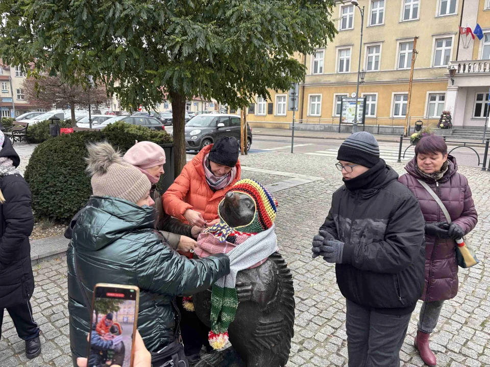 Pomnik w centrum miasta udekorowany przez grupę „Zamontanki”