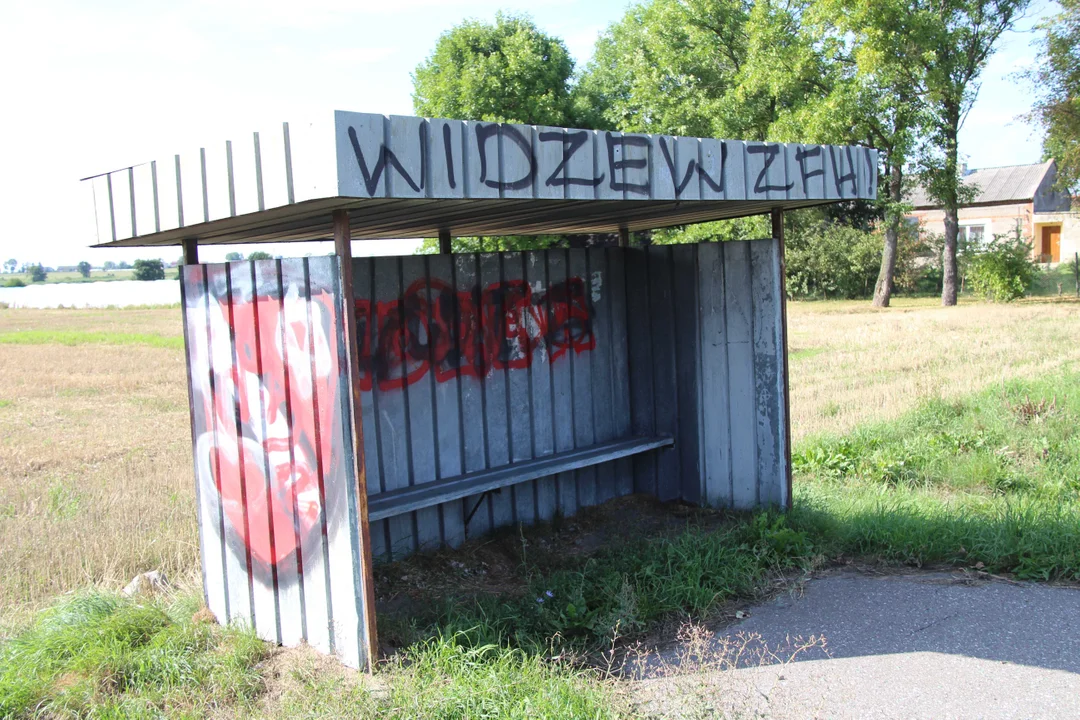 Zdewastowane przystanki na trasie Piątek - Zgierz