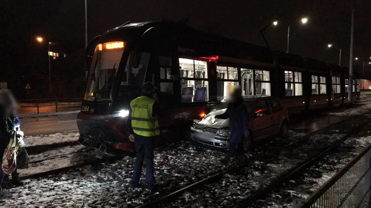 Zderzenie auta z tramwajem w Łodzi