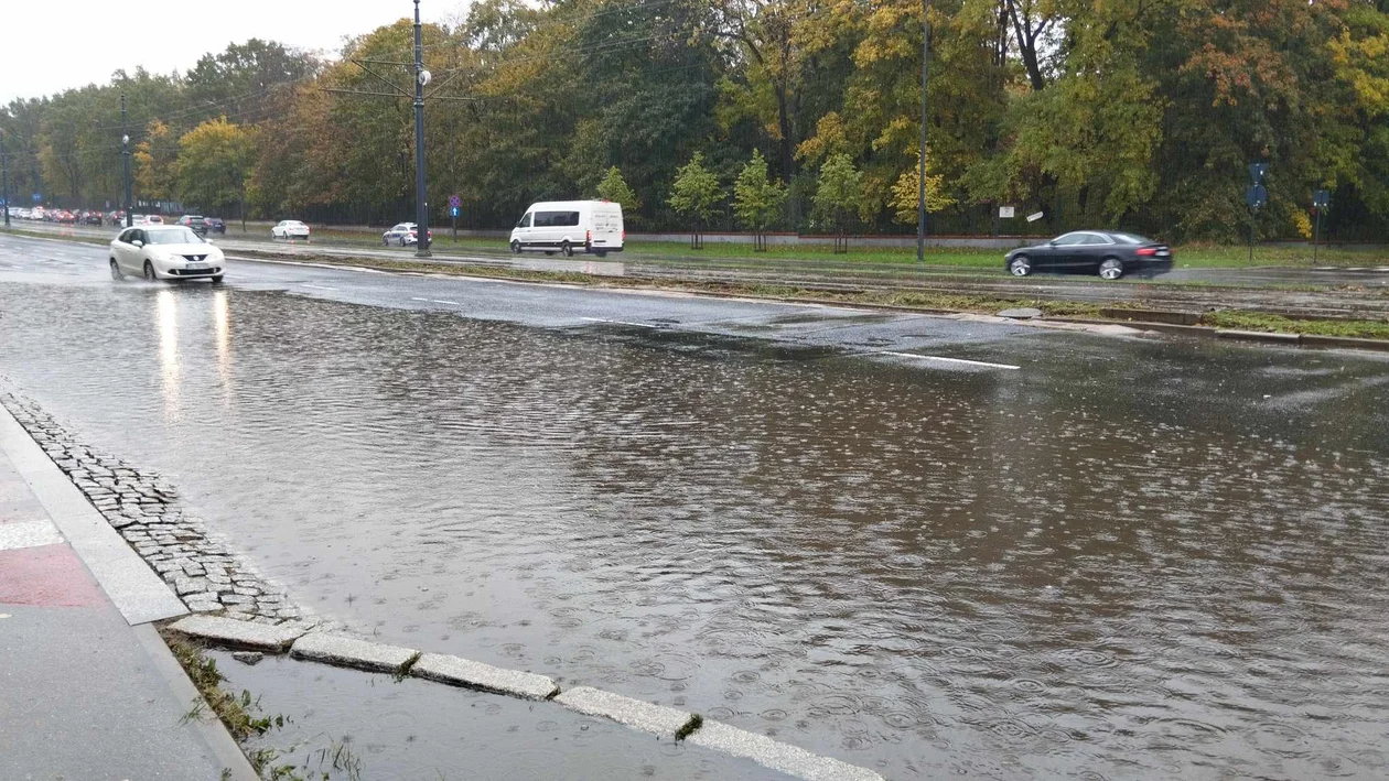 Aleja Piłsudskiego w Łodzi zalana