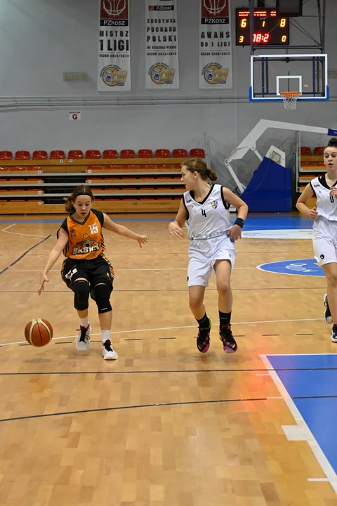 Młodziczki KS Kutno pokonały we własnej hali UKS Basket Aleksandrów Łódzki 52:50