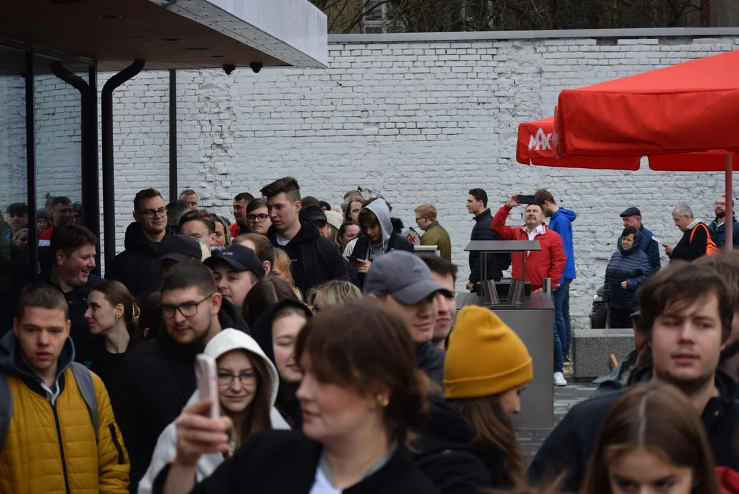 Tłumy łodzian na otwarciu restauracji MAX Premium Burgers. Tego jeszcze w Łodzi nie było [ZOBACZ ZDJĘCIA]