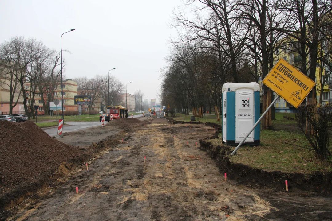 Utrudnienia dla pieszych i podróżnych MPK Łódź na Lutomierskiej