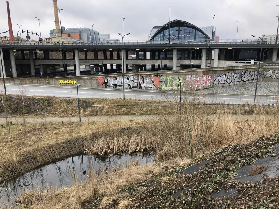 Tak wygląda skwer przy dworcu Łódź Fabryczna w Łodzi