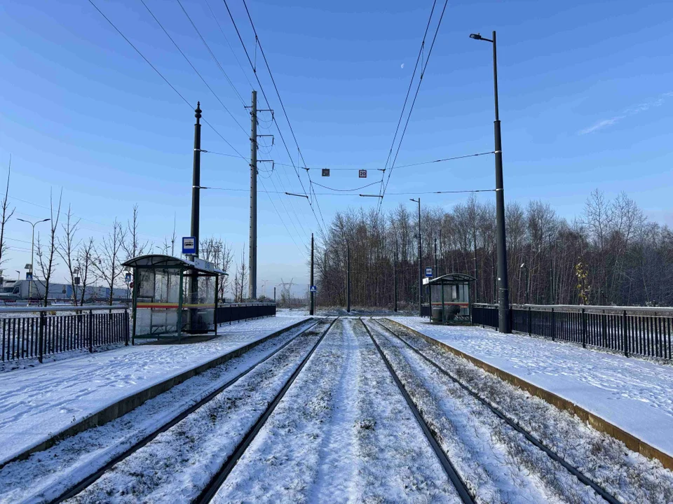 Nowy chodnik prowadzący do przystanku MPK na Olechowie gotowy