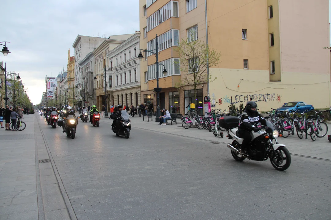 Wielka parada motocyklowa na ulicy Piotrkowskiej w Łodzi