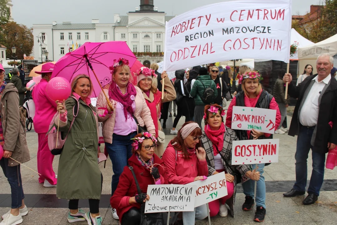 Różowy marsz ulicami Płocka. Kobiety szły pod hasłem "Zdrowe piersi" [ZDJĘCIA] - Zdjęcie główne