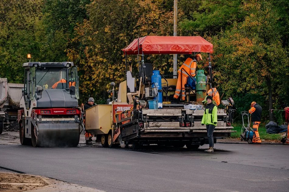 Przebudowa ważnej ulicy na Teofilowie. Zapowiedziano koniec pierwszego etapu prac [ZDJĘCIA] - Zdjęcie główne