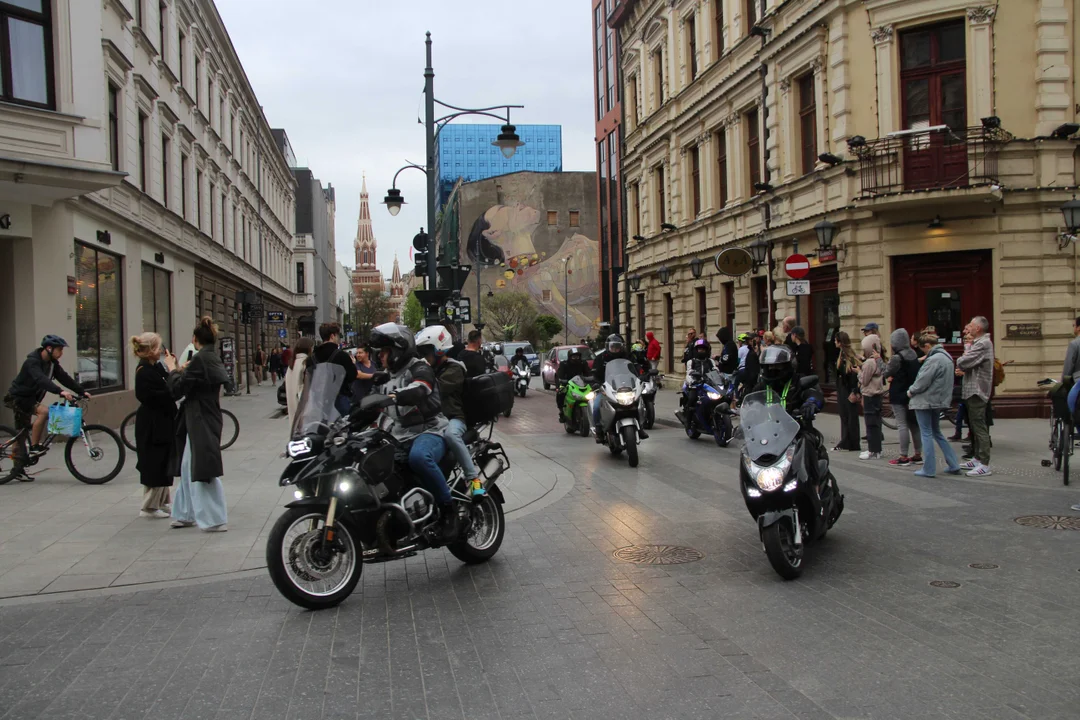 Wielka parada motocyklowa na ulicy Piotrkowskiej w Łodzi