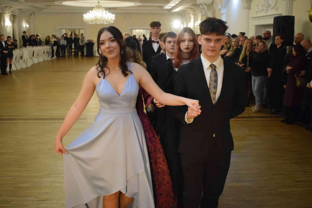 Studniówka 2026. Sezon otworzyli maturzyści VI Liceum Ogólnokształcącego w Łodzi [FOTO] - Zdjęcie główne