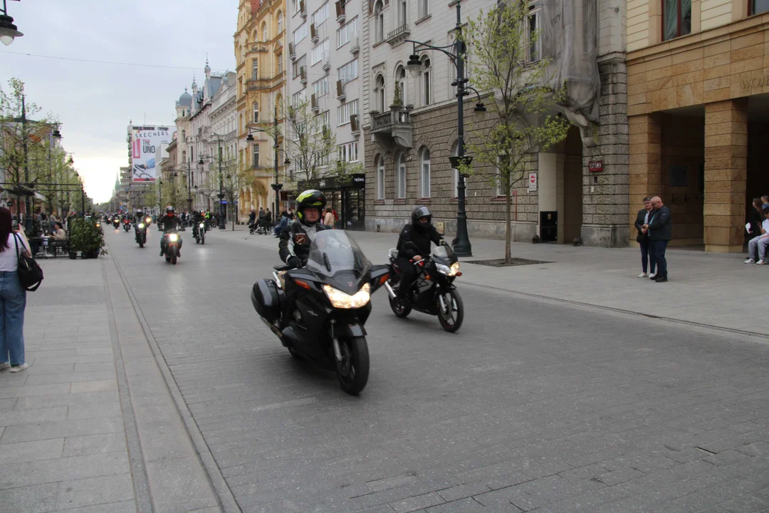 Wielka parada motocyklowa na ulicy Piotrkowskiej w Łodzi