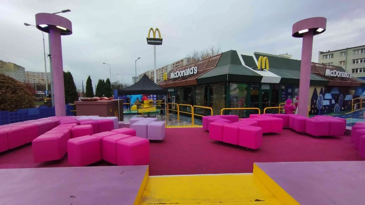 Różowe klocki, niebieskie budynki i... kanapka Drwala. Tajemnica kolorowej instalacji przy McDonald's na Retkini rozwikłana! [ZDJĘCIA] - Zdjęcie główne