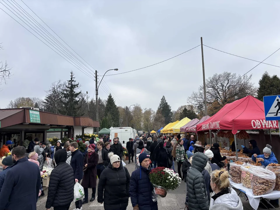 Korki w okolicach cmentarza na Dołach