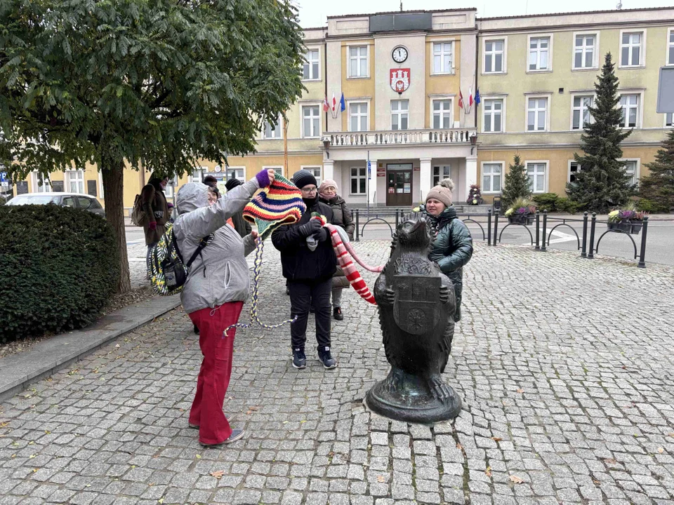 Pomnik w centrum miasta udekorowany przez grupę „Zamontanki”