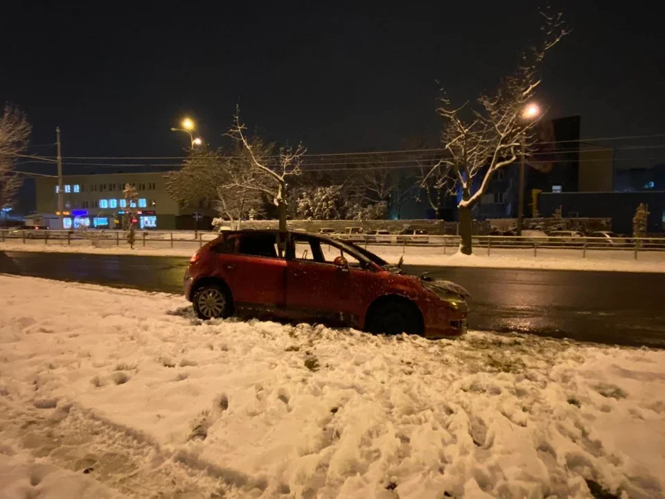 Pożar samochodu w Łodzi. Wieczorny pożar na ul. Dąbrowskiego.