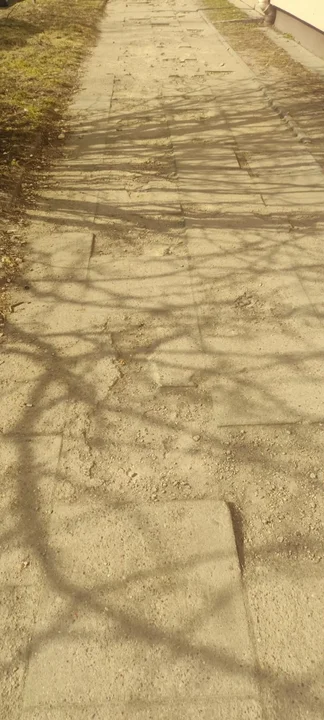 Chodnik przy Lutomierskiej w Łodzi