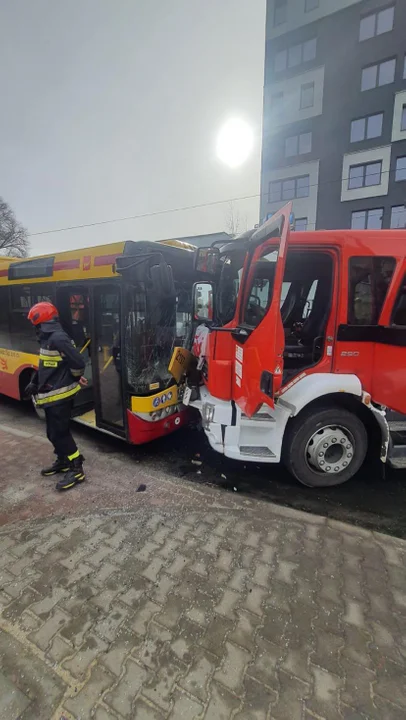 Zderzenie autobusu ze strażą pożarną na Przybyszewskiego