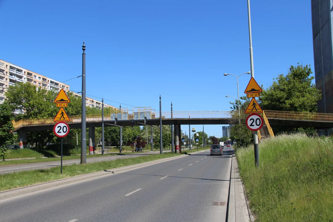 Tymczasowe przejścia dla pieszych na al. Wyszyńskiego prawie gotowe