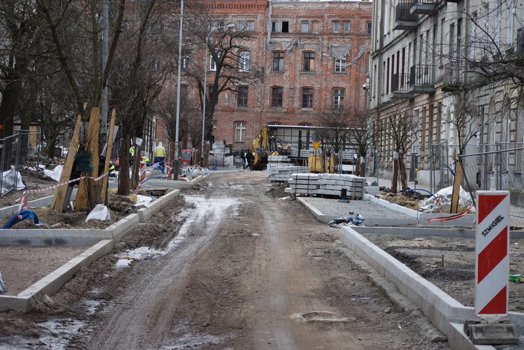 Mieszkańcy mają dość zalegających śmieci w centrum Łodzi. „Flaszek jest więcej niż robotników” [zdjęcia]