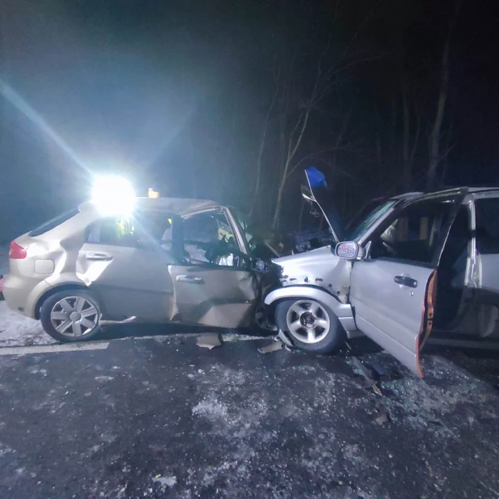 Poważny wypadek na drodze krajowej 62. Czołowe zderzenie dwóch pojazdów [ZDJĘCIA] - Zdjęcie główne