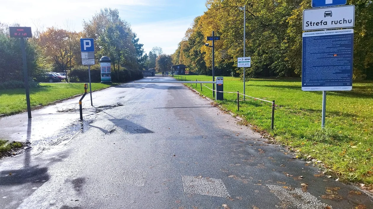 Płacz i płać. Koniec z darmowym parkowaniem przy łódzkim Ogrodzie Botanicznym - Zdjęcie główne