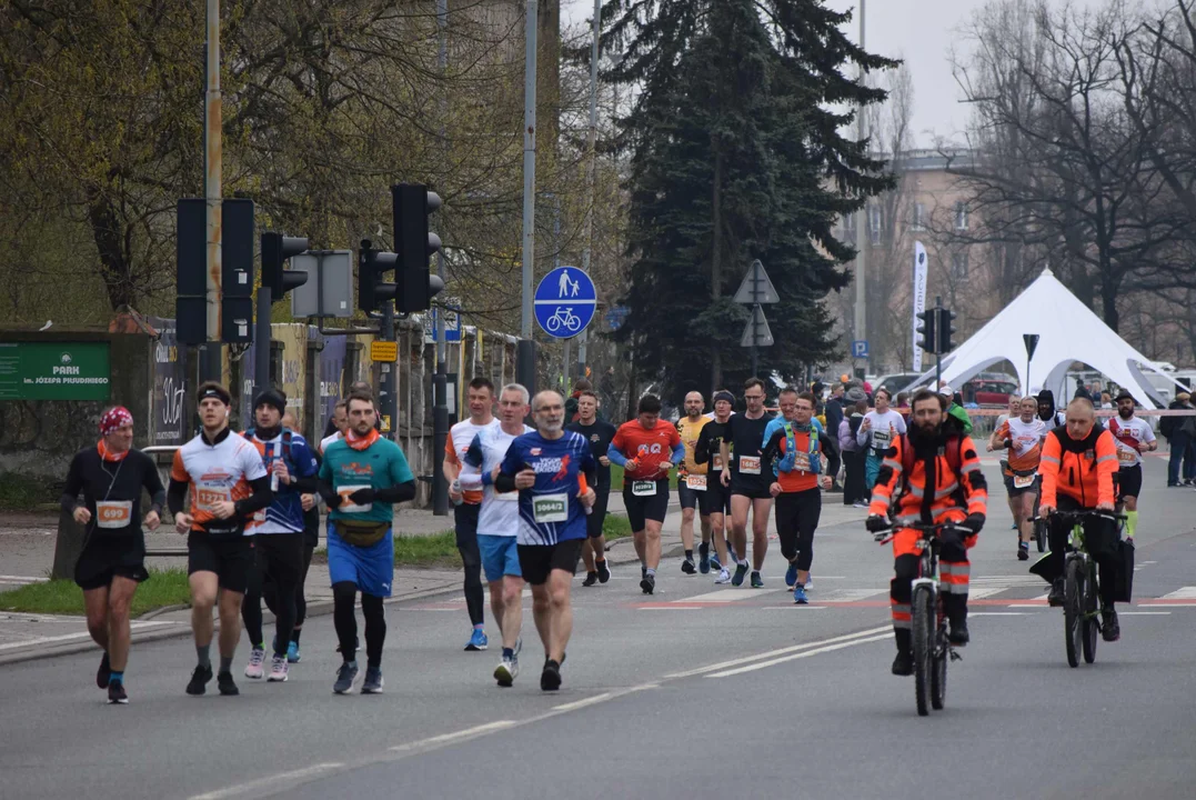 DOZ Maraton ulicami miasta. Zobacz zdjęcia z biegu głównego