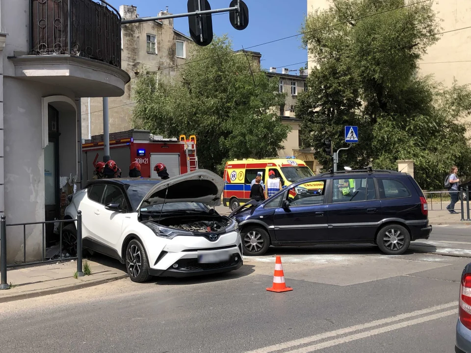 Zderzenie aut osobowych na skrzyżowaniu Pomorska/Sterlinga w Łodzi