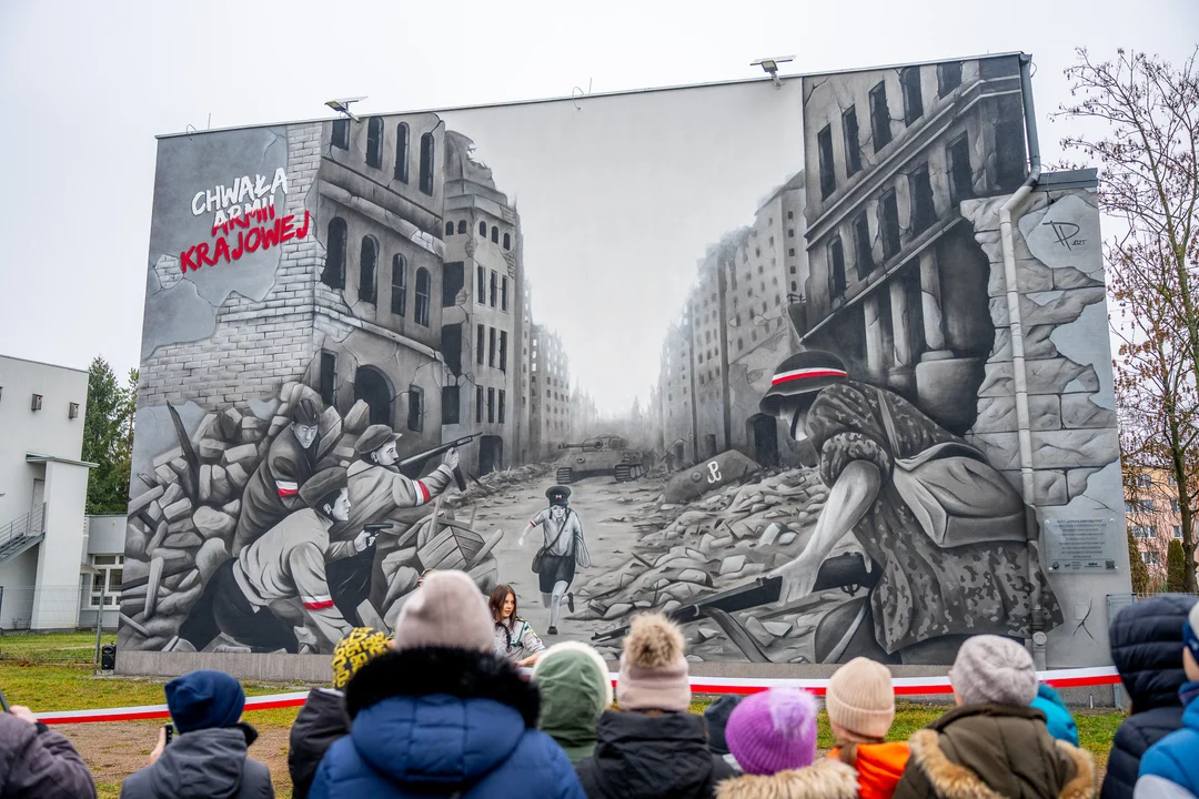 Chwała Armii Krajowej. Na budynku XXXIII LO w Łodzi pojawił się patriotyczny mural