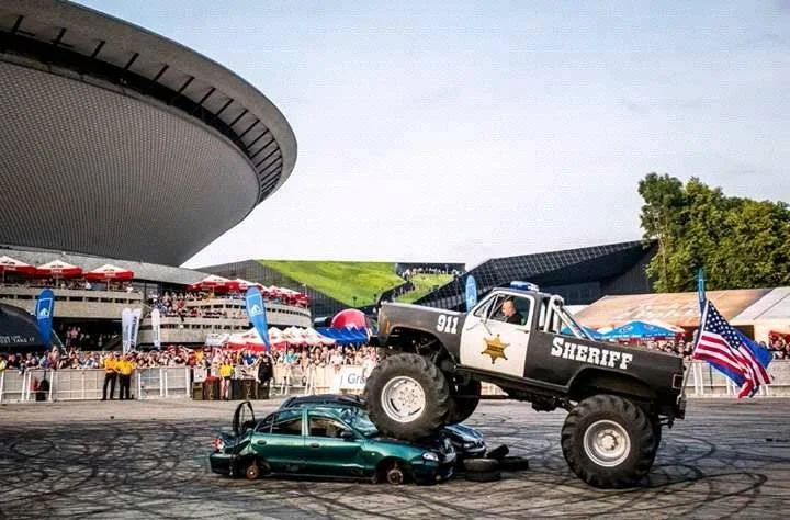 Show Monster truck