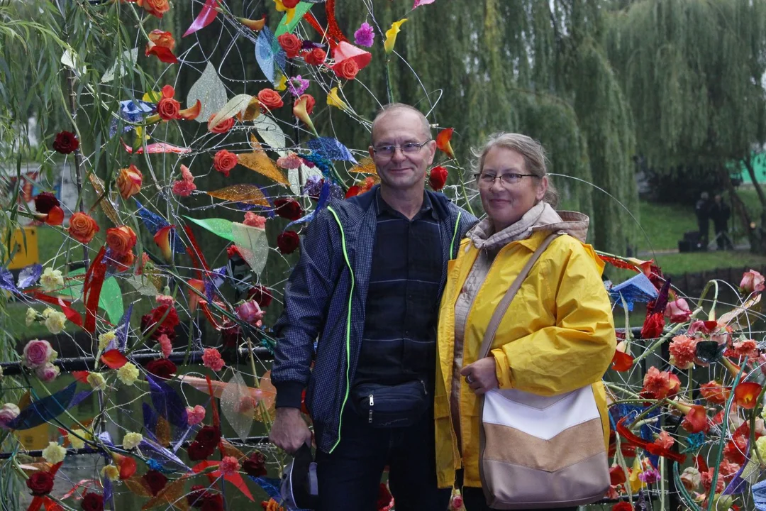 Trwa Święto Róży. Sporo osób odwiedza park Traugutta