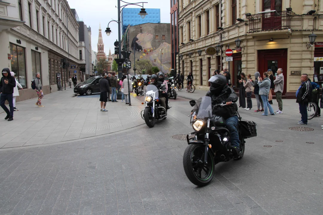 Wielka parada motocyklowa na ulicy Piotrkowskiej w Łodzi