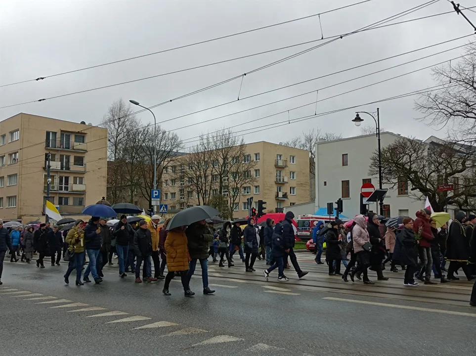 Marsz papieski w Łodzi. Setki łodzian ruszyło ulicami miasta [zdjęcia]