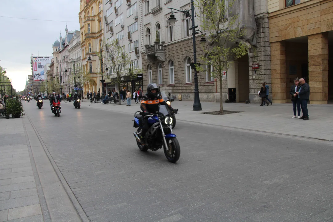 Wielka parada motocyklowa na ulicy Piotrkowskiej w Łodzi