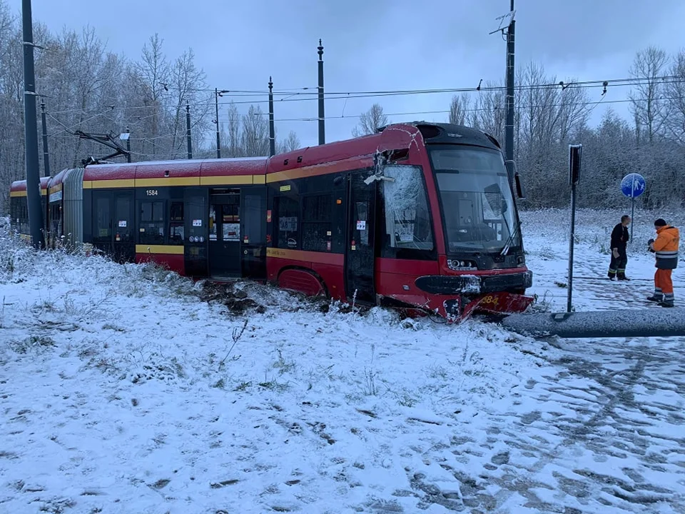 Tramwaj MPK Łódź wykoleił się na Olechowie. Występują utrudnienia w ruchu. Kursują autobusy zastępcze - Zdjęcie główne