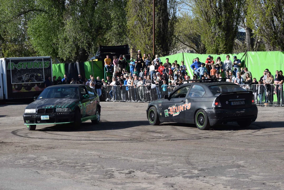 Giganty na czterech kołach zrobiły duże show! Widowiskowy pokaz monster trucków