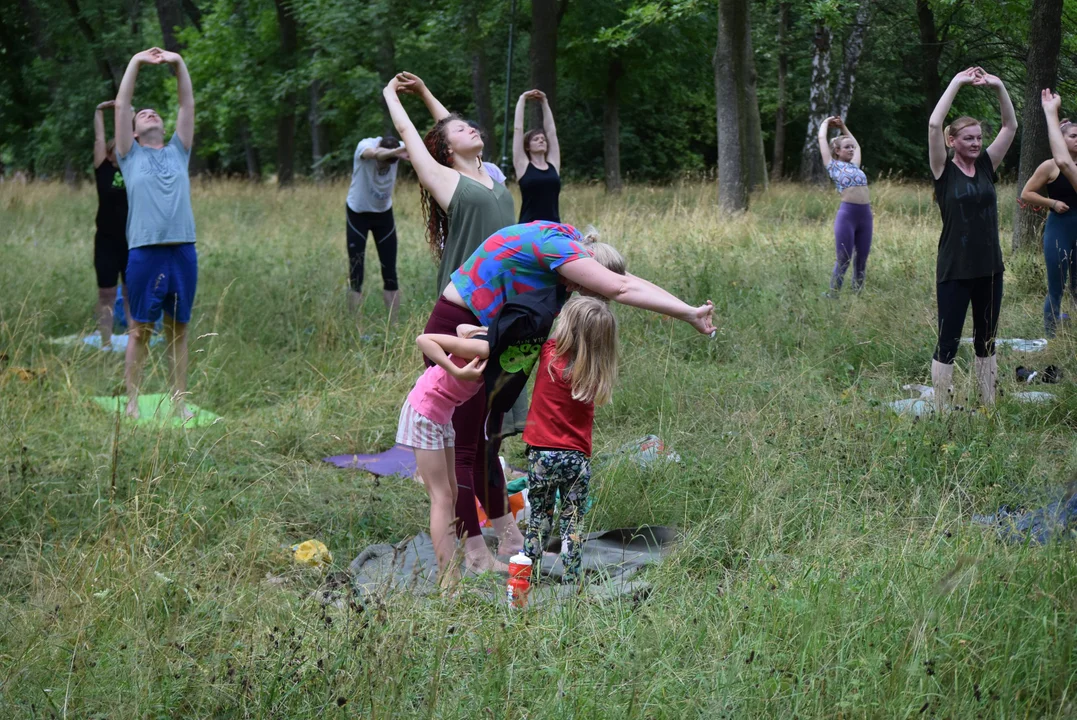 Joga w parku na Zdrowiu