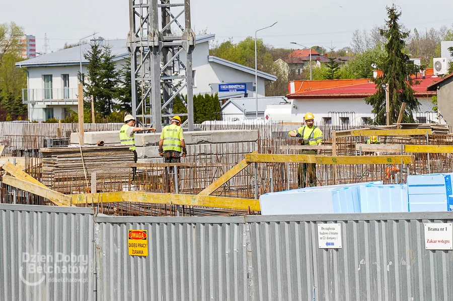 Powstaje ogromny gmach w centrum miasta. Wielki dźwig na placu budowy [FOTO] - Zdjęcie główne